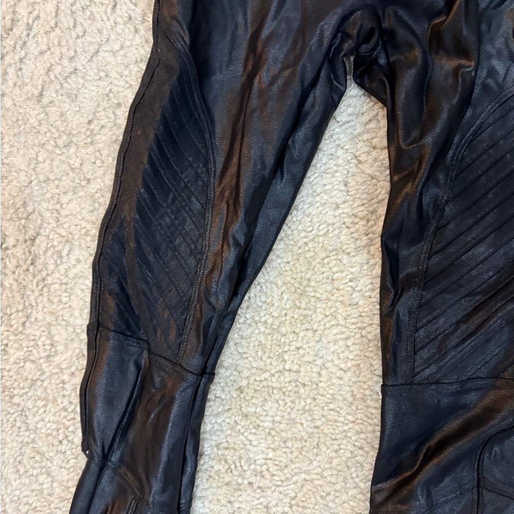 Black High-Waisted Leggings - Picture 3 of 4